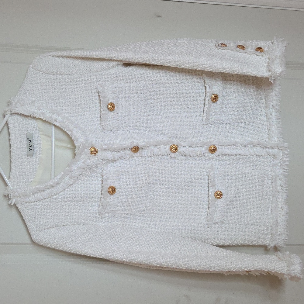 Chic White Textured Jacket with Gold Buttons‎
